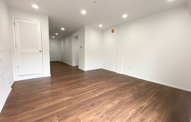 2 beds, 2 baths, 834 sqft, $2,330, Unit 410
