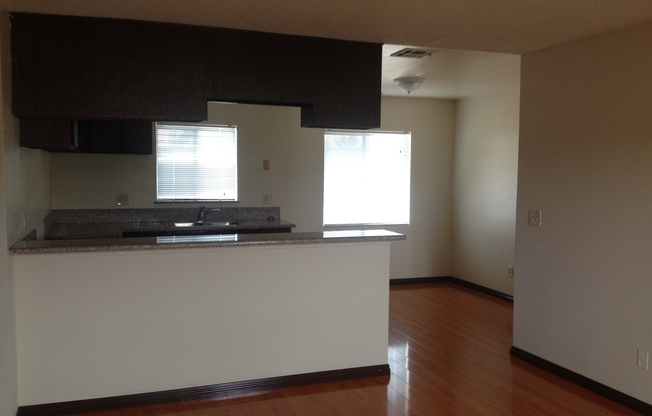 2 beds, 1 bath, 760 sqft, $2,095, Unit F7