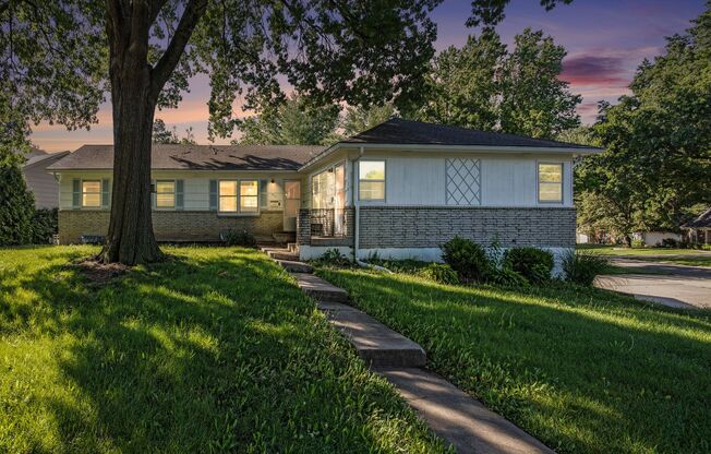 Beautiful 3BR/2BA w/ Garage & Fenced Yard
