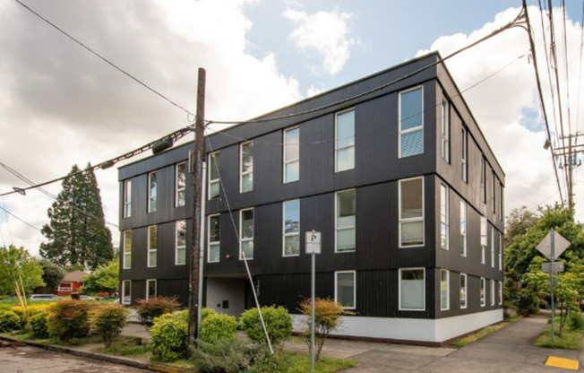 *Modern* New 1 BD* 1 BA* Condo located in North Portlands between Missippi Neighborhood & Alberta's Art District! W/S/T Utility INCLUDED IN RENT!!!!!!!