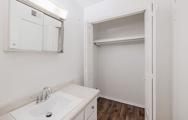 2 beds, 1 bath, 987 sqft, $1,399, Unit 2288-02