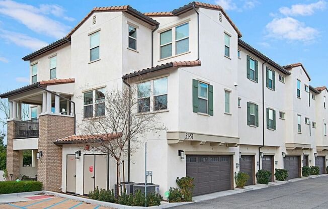 Luxury Townhome in Thousand Oaks - 3 Bedroom, 3 Bath