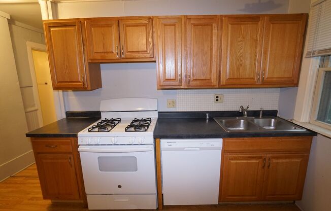 8 beds, 2 baths, $5,200, Unit 502