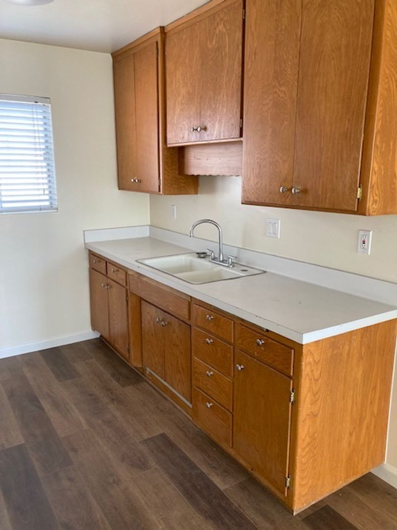 2 bedroom upstairs unit in downtown Huntington Beach