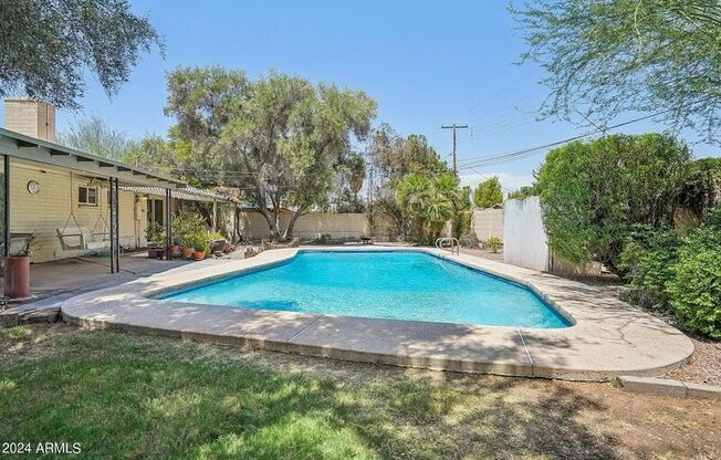 606 E BISHOP DR