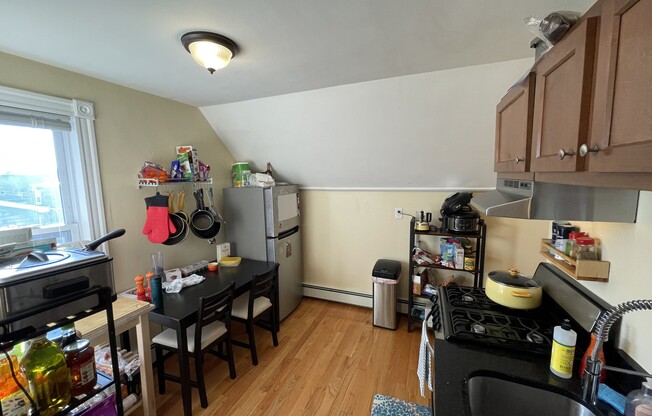 2 beds, 1 bath, $3,700, Unit 3