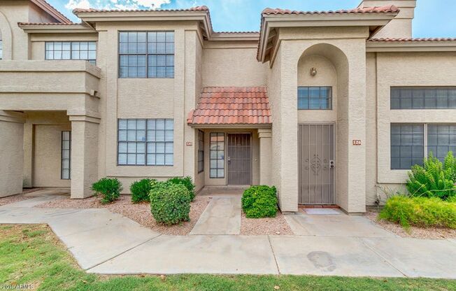 McClintock/ Ray: 2 bedroom, 2.5 bathroom, 1300 sqft, patio yard, next to community pool
