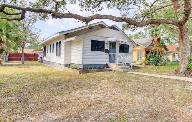 Available Now! Great Magnolia Heights Bungalow House for Rent in North St Pete !