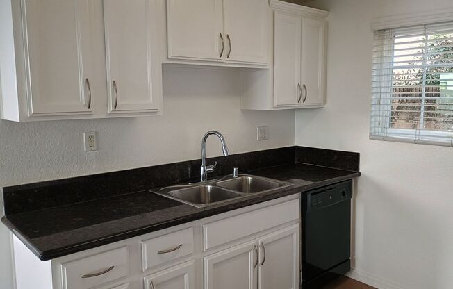 2 beds, 1 bath, 800 sqft, $2,250, Unit 320-03