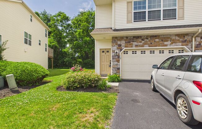Spacious Townhouse on Mapleton Blvd.