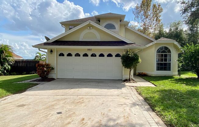 LAKE FRONT 3 BEDROOM HOME