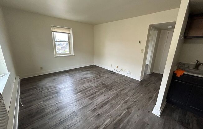 1 bed, 1 bath, $995, Unit 812