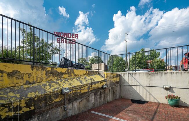 2 beds, 2 baths, $2,300, Unit 727 N. 4th St. Apt. 101