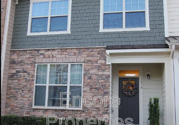 1319 LAKESTONE VLG LN