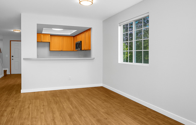 Beautiful 2 bed, 1.5 bath Townhome located in Edmonds $2395/mo.