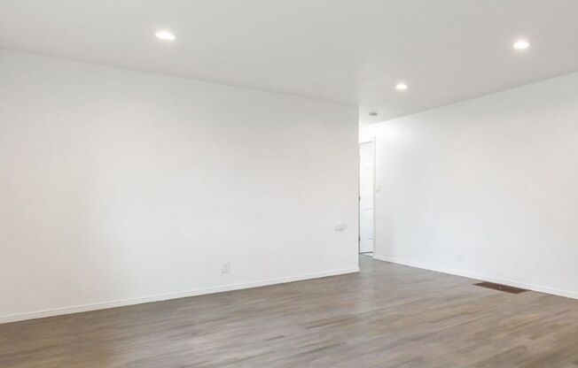 4 bedroom + 2 bonus rooms, 2 entrances and 2 kitchens!
