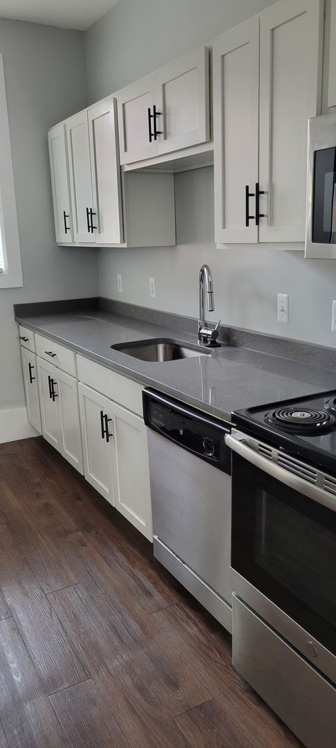 2 beds, 1 bath, 778 sqft, $1,595, Unit 16