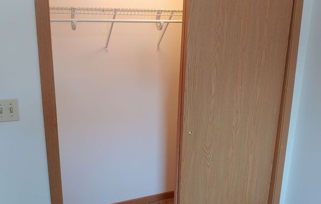 2 beds, 1 bath, 640 sqft, $875, Unit 1233-24