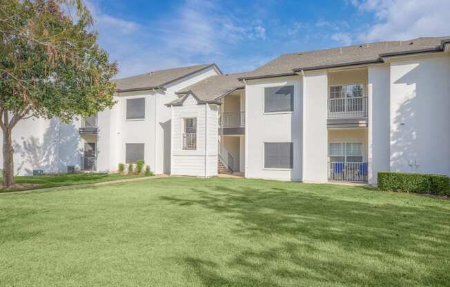 the preserve at ballantyne commons apartments with lawns and trees