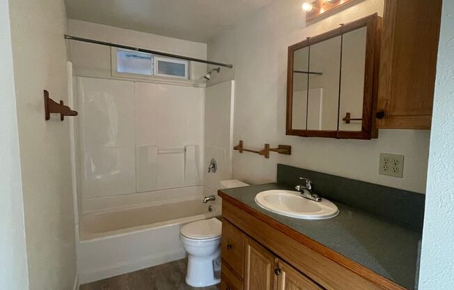 2 beds, 1 bath, $1,600