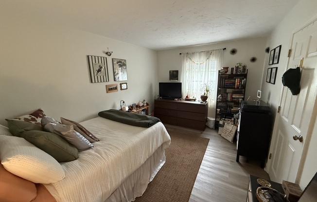 2 beds, 2 baths, 996 sqft, $2,800, Unit 33C