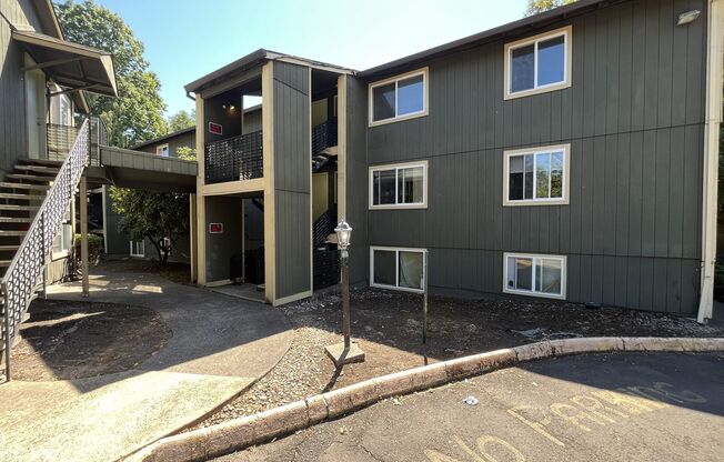 Spacious 1 Bedroom Apartment in Multnomah Village!
