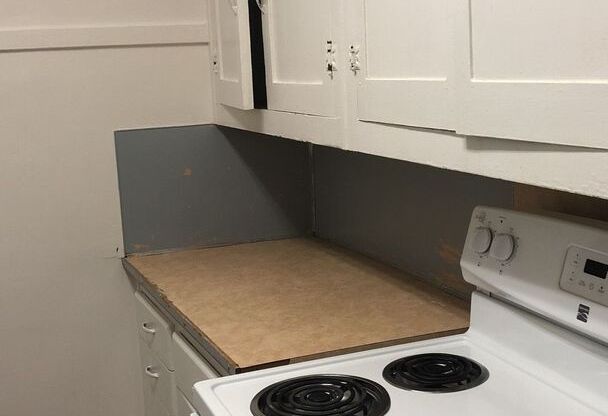 2 beds, 1 bath, $810, Unit B