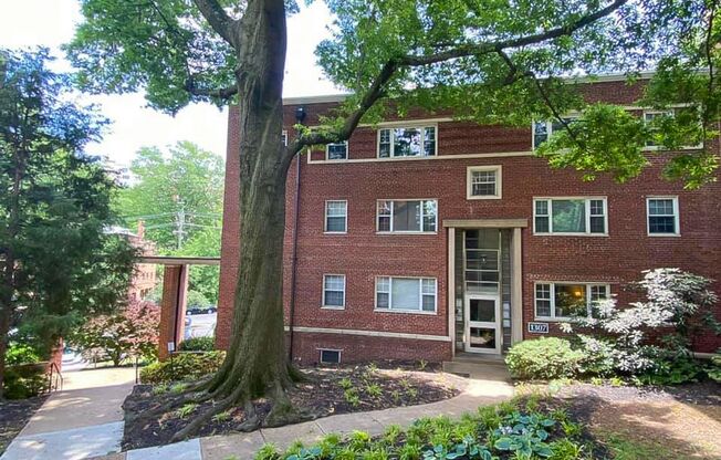 Tastefully Renovated 2 Bedroom 1 Bathroom Condo In Park-Like Setting In Westmoreland Terrace