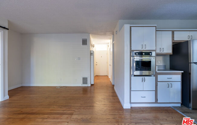 3 beds, 1 bath, 975 sqft, $3,350, Unit 17