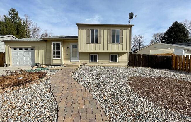Cozy home 4 bedroom, 2 bath Longmont home! Ready for Move in!