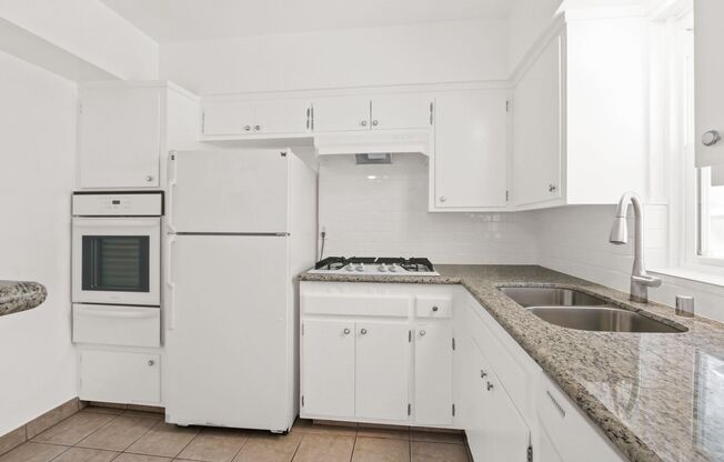 1237 Berkeley St - steps to Wilshire Blvd in Santa Monica