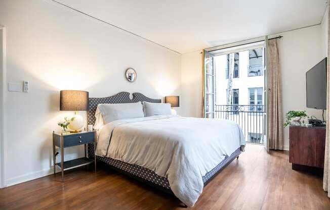 Master Bedroom at Villa Carlotta – Furnished Apartments, California, 90028