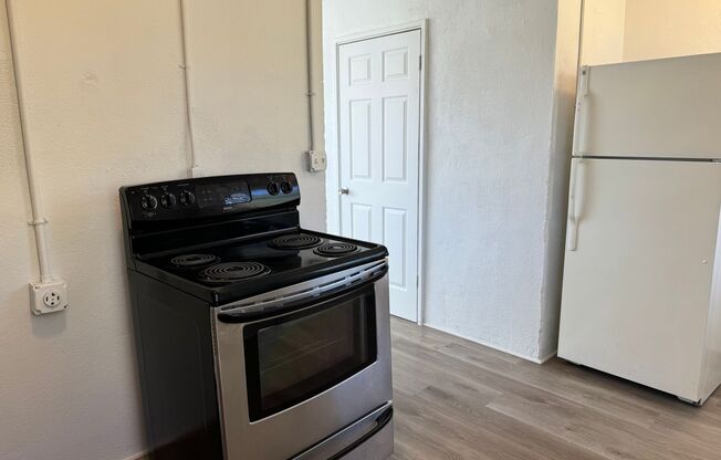 2 beds, 1 bath, $795, Unit F4