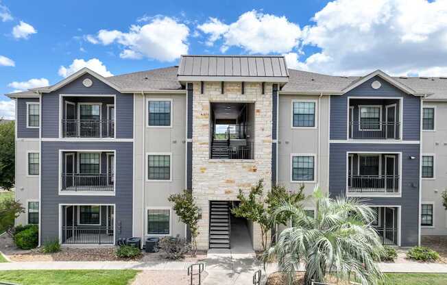 exterior view of Boardwalk Med Center luxury San Antonio apartments for rent