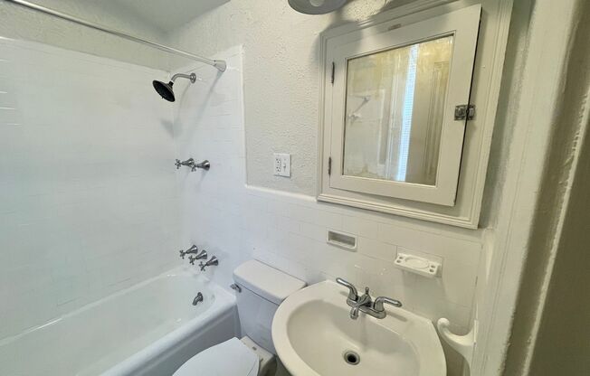1 bed, 1 bath, $795, Unit Apt 14