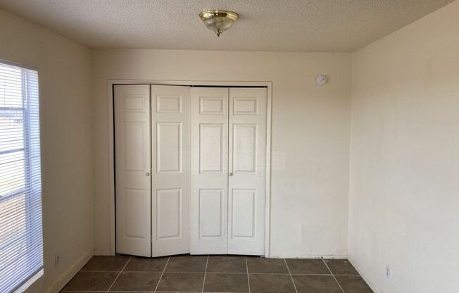 2 beds, 1 bath, $895