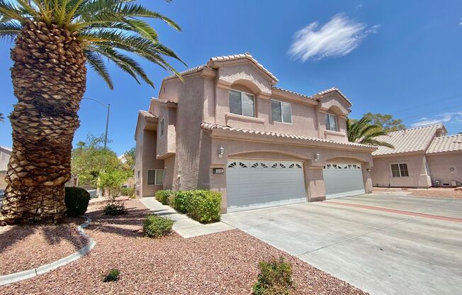 STUNNING 2 BEDROOMS 2.5 BATHROOMS TWO STORY TOWNHOUSE IN GATED COMMUNITY!