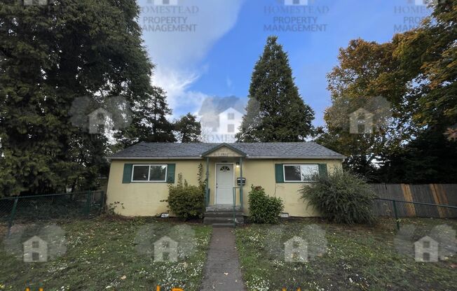 Cute as a button! Two blocks from WOU and Historical downtown Monmouth!