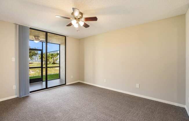 Living Room with Ceiling Fan at Lakeside Glen Apartments, Melbourne, 32904