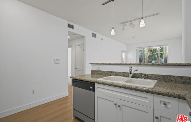 1 bed, 1 bath, 735 sqft, $2,500, Unit 339