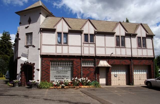 Vintage 1 bedroom unit - close 2 transportation.