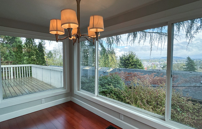 Stunning 2 Bed 2 Bath ~ OHSU and Under Armour with-in walking distance! Washer and Dryer Included!