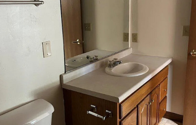 2 beds, 1 bath, $1,100, Unit Apt 2