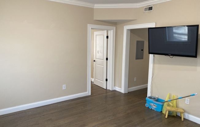 3 beds, 1 bath, 1,000 sqft, $3,300, Unit 1