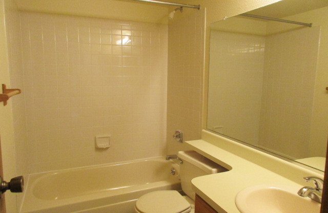 2 beds, 2 baths, 1,020 sqft, $1,900, Unit 921 S Zeno Way