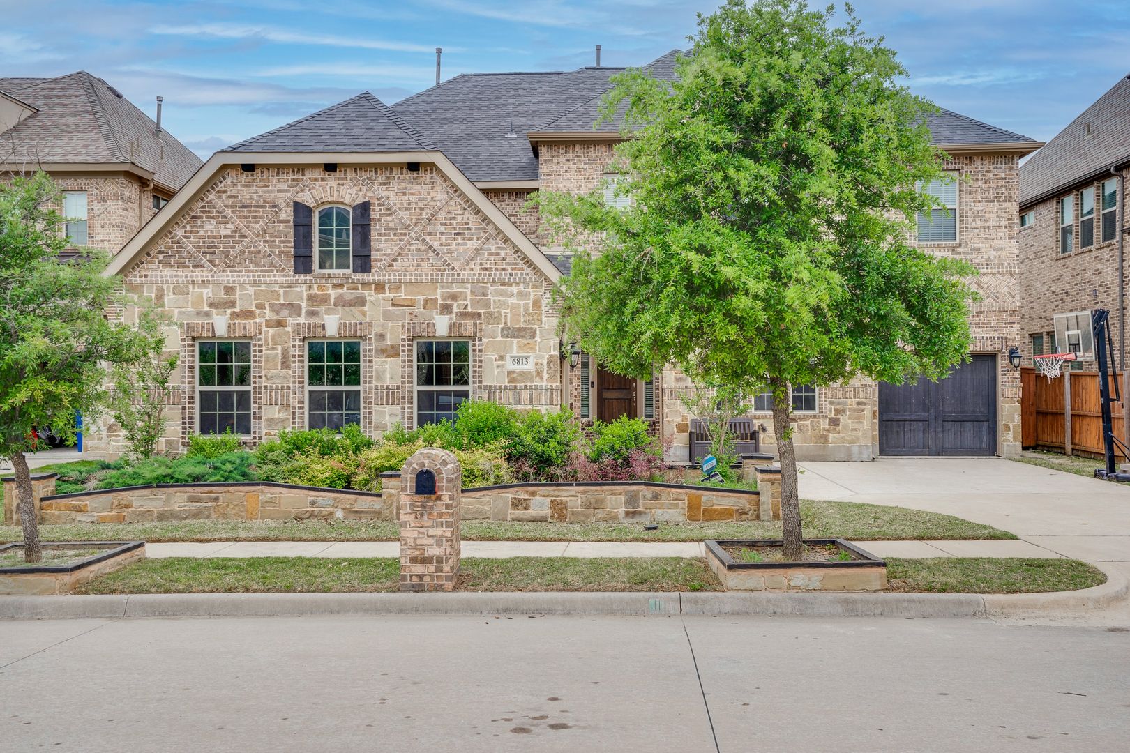 Beautiful home with elegant curved staircase & 2-story ceilings located in Frisco ISD.