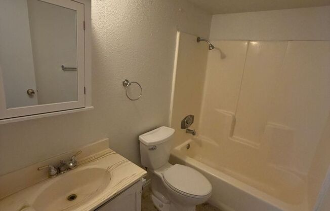 2 beds, 2 baths, 986 sqft, $1,005, Unit #B