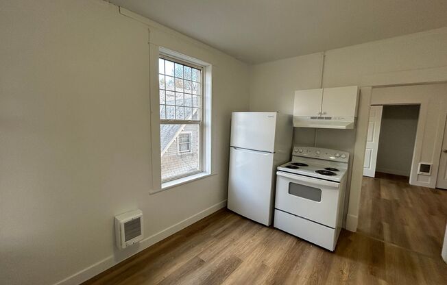 Studio, 1 bath, 400 sqft, $950, Unit Unit 10