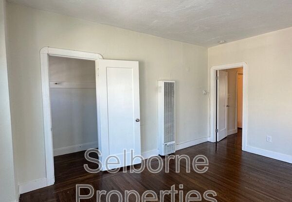 1011 E 22 ST