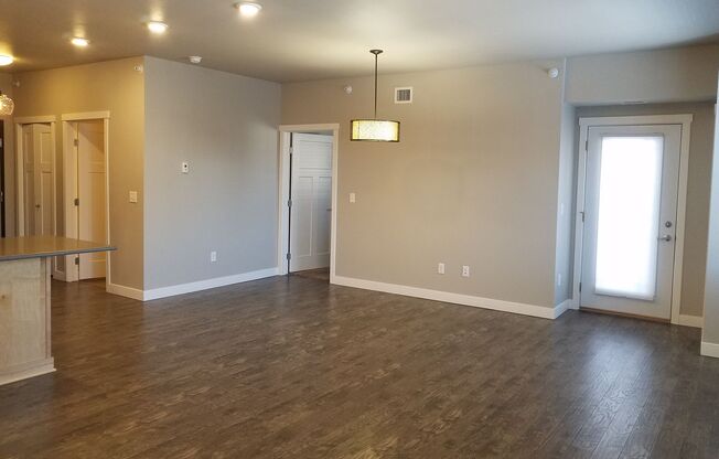 3 beds, 2.5 baths, $2,250, Unit 307